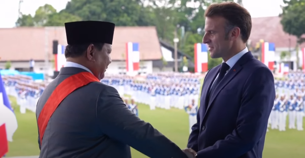 Prabowo Terima Legion of Honour dari Presiden Prancis di Akmil