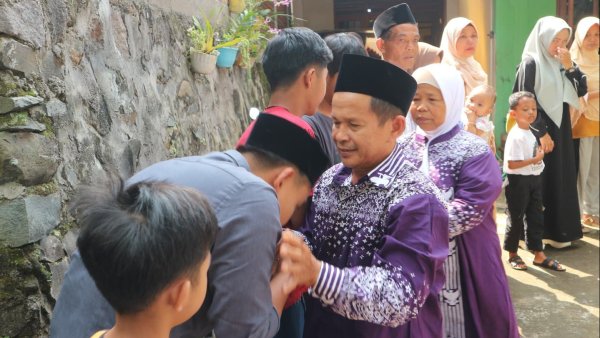 Menabung Seribu Rupiah Sehari, Legiman Pemulung Barang Bekas Menuju Baitullah