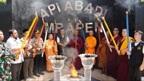 Api Dharma Mrapen Jadi Simbol Kebangkitan dan Pencerahan dalam Perayaan Waisak 2025