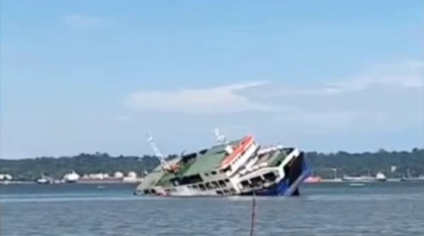Kapal Feri Tenggelam di Perairan Penajam Kaltim, Dua Orang Terjebak
