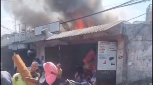 Kebakaran Landa Bangunan Pertokoan di Jalan Holis Bandung