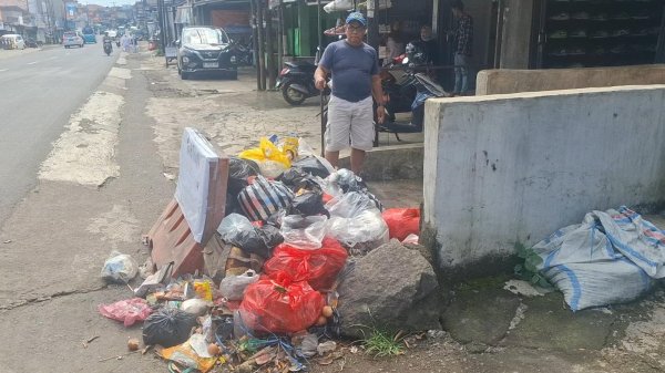 Telat Diangkut, Sampah di Cisaat Sukabumi Menumpuk di Pinggir Jalan