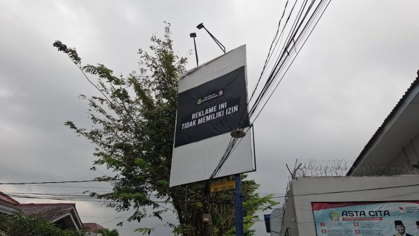 Pemkot Sukabumi Tertibkan Reklame Tak Berizin