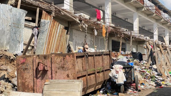 Warga Keluhkan Bau Menyengat dari Tumpukan Sampah di Sekitar Pasar Banjaran