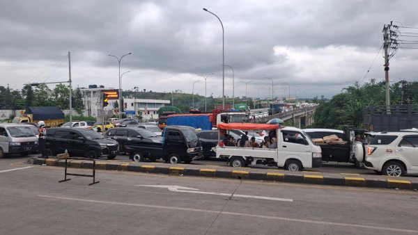 Long Weekend di Sukabumi, Persimpangan Tol Parungkuda Menuju Arah Cibadak Macet