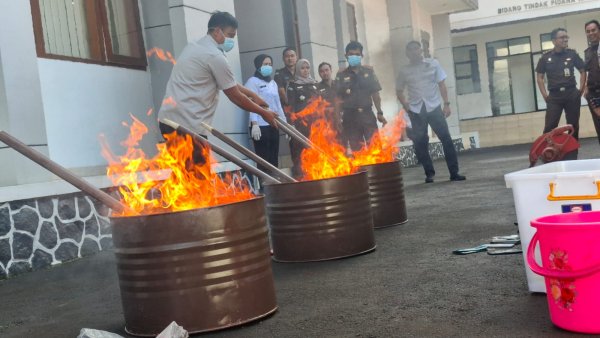 Kejari Kabupaten Sukabumi Musnahkan Barang Bukti dari 73 Perkara