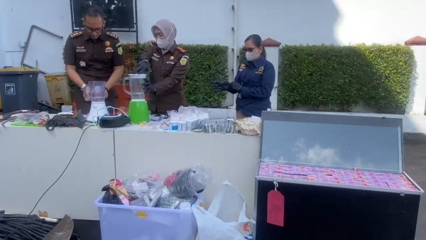 Dari Narkotika Hingga Uang Palsu, Kejari Kota Sukabumi Musnahkan Barang Bukti