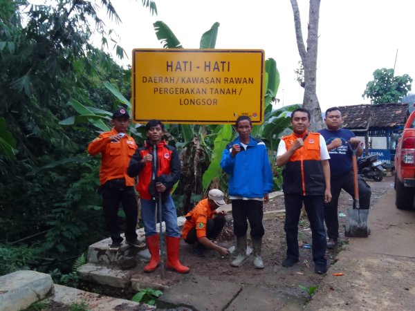 BPBD Kabupaten Bandung Pasang Rambu Kebencanaan di Lokasi Bencana Longsor Desa Nagreg Kendan