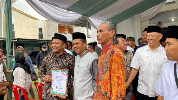 Disperkimtan Gelar Serah Terima PSU dan Penyerahan Bantuan RUTILAHU di Perumahan De Sangkanhurip Estate