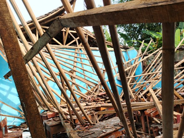 Dampak Cuaca Ekstem, Atap Ruang Kelas MTs di Sukabumi Ambruk