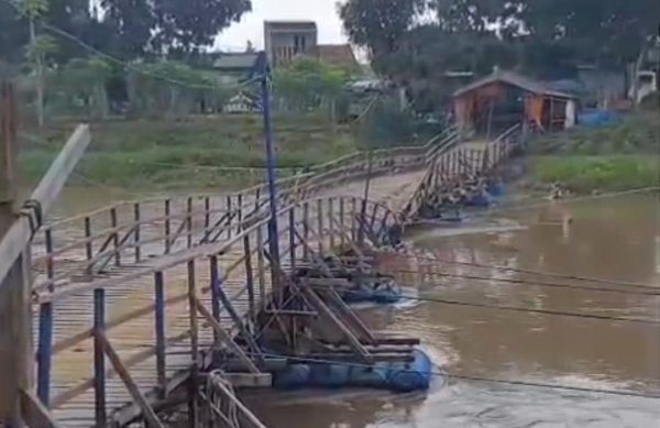 Jembatan Apung Cijeruk Sudah 3 Kali Ambruk