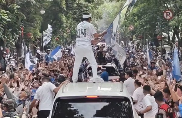 Dedi Mulyadi Meriahkan Konvoi Juara Persib, Bobotoh Soraki 'Bapak Aing'