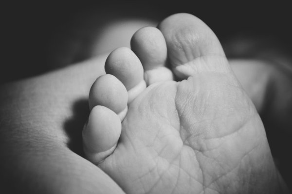Bayi dalam Kardus Ditemukan di Samping Pabrik Karung, Polisi Selidiki Orang Tuanya