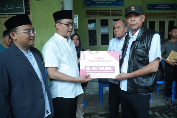 Kemensos Santuni Santri Gontor Korban Longsor