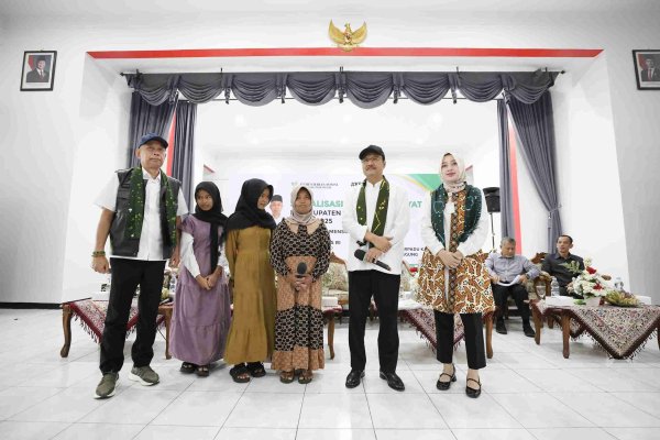 Sujud Haru Orang Tua Calon Siswa Sekolah Rakyat: Terimakasih Pak Prabowo