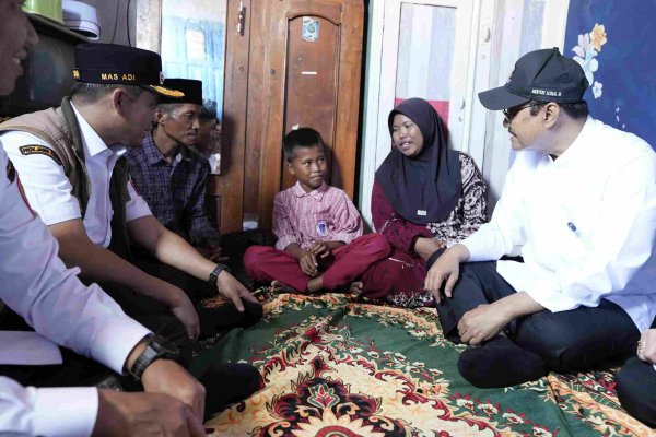Gus Ipul Kunjungi Rumah Calon Siswa Sekolah Rakyat di Pasuruan