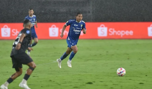 Sempat Stres di Babak Pertama, Adam Alis Bawa Persib Comeback 4-2