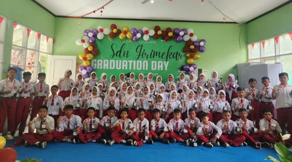 Graduation Day SDN Girimekar: Dukung Wajib Belajar 13 Tahun