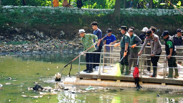 Peringati Hari Lingkungan Hidup Sedunia, DPUTR Kabupaten Bandung Keruk Sampah di Oxbow Cieunteung