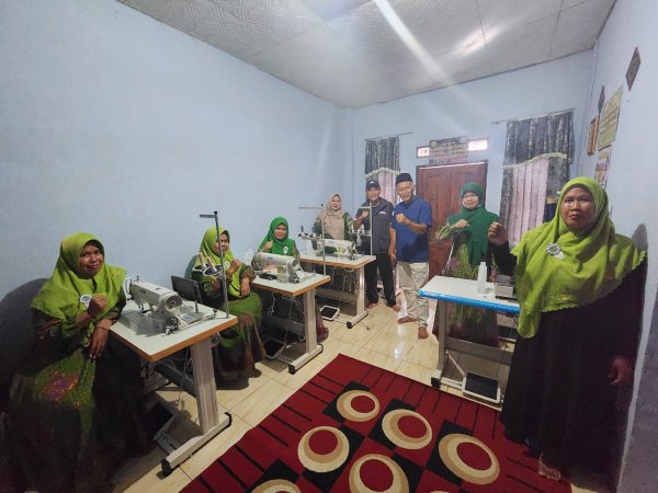 Tarya Witarsa: Bantuan Mesin Jahit Dapat Membangkitkan Ekonomi Masyarakat