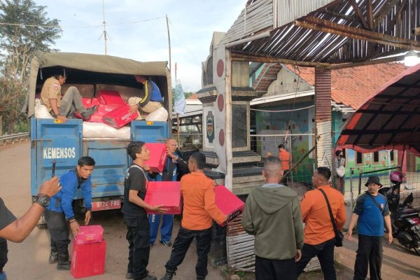 Kemensos Kirim Bantuan Korban Bencana Tanah Longsor Purwakarta