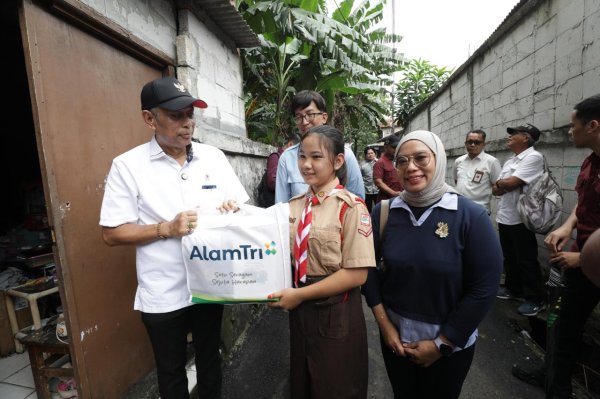 Salurkan 10.000 Paket Bantuan Seragam, Wamensos: Semua Anak Harus Sekolah