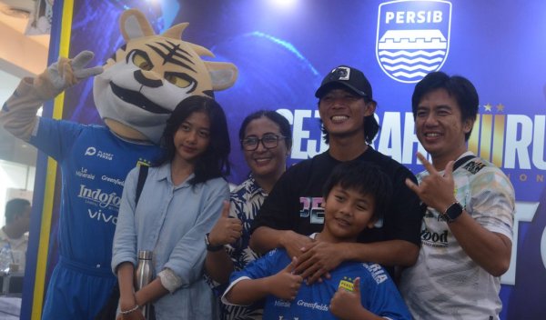 Persib Trophy Tour: Henhen Kagum dengan Antusiasme Bobotoh di Cirebon dan Sekitarnya