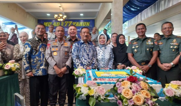 Kado dan Doa Terbaik di Hari Ulang Tahun Manajer Persib