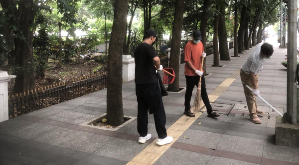 Free Runners Jalani Sanksi Sosial dengan Bersihkan Balai Kota Bandung