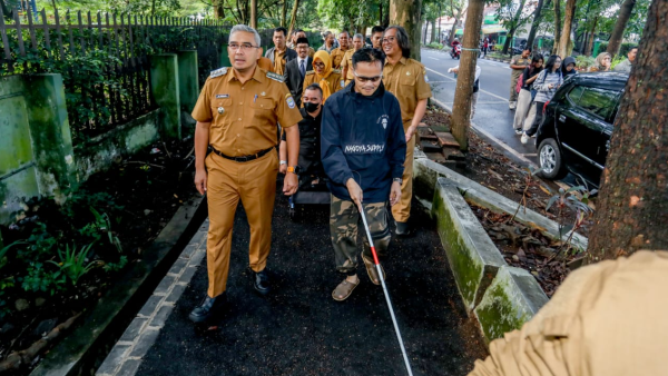 Pemkot Bandung Revitalisasi Trotoar, Pastikan Akses untuk Tunanetra dan Pengguna Kursi Roda