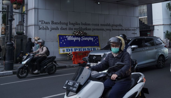 Persib Sambut Pemain Baru dengan Karangan Bunga di Asia-Afrika