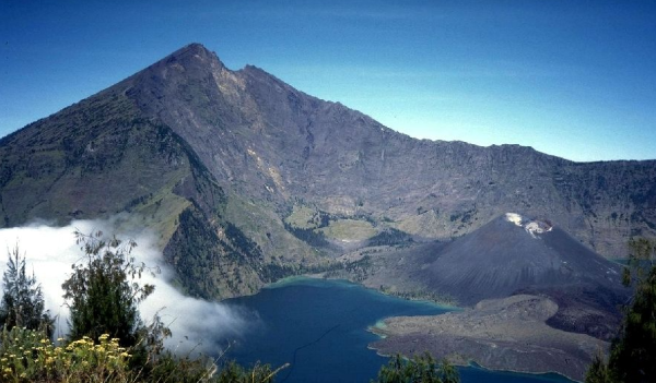 Pendaki Swiss yang Jatuh di Rinjani Berhasil Dievakuasi dengan Helikopter