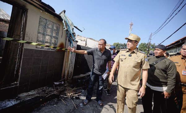 Erwin Tinjau Lokasi Kebakaran Sumur Bandung, Pastikan Bantuan Lengkap bagi Warga