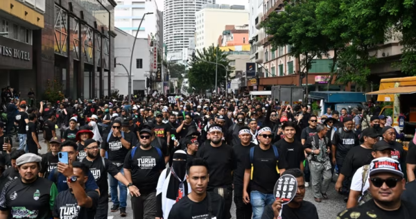 Rakyat Malaysia Demo Besar Tuntut Turunkan Harga dan Desak Anwar Mundur