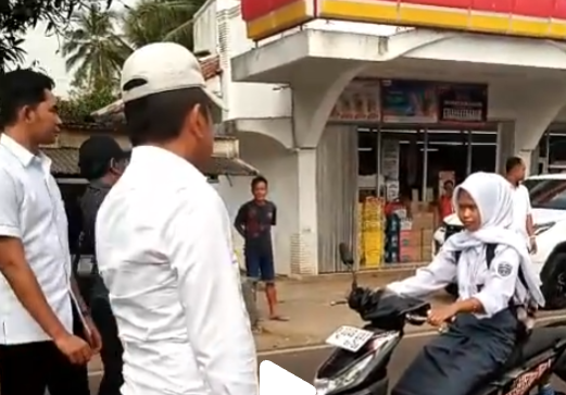 Gubernur Jabar Hentikan Pelajar Boncengan Tanpa Helm di Cipeundeuy