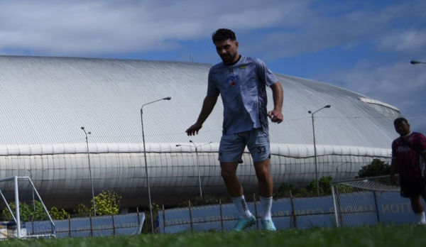 Frans Putros Jalani Latihan Perdana Bersama Persib di Bandung