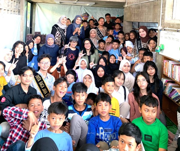 Teh Aya Minta Anak Muda Menggali Cerita Kota Bandung