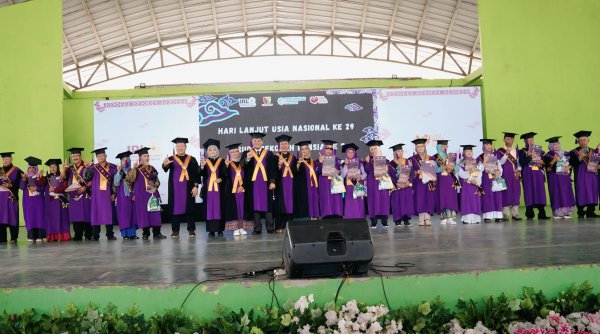 Dadang Supriatna Apresiasi 1.500 Orang Ikuti Wisuda Sekolah Lansia