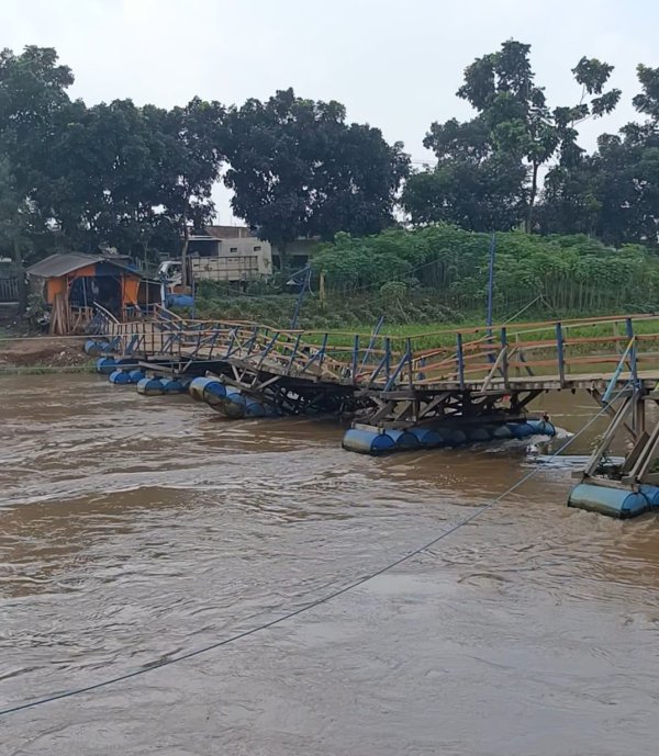 Tolak Pembongkaran Jembatan Apung Bojongsoang, Warga: Jangan dibongkar Kalau Tidak Ada Solusi!