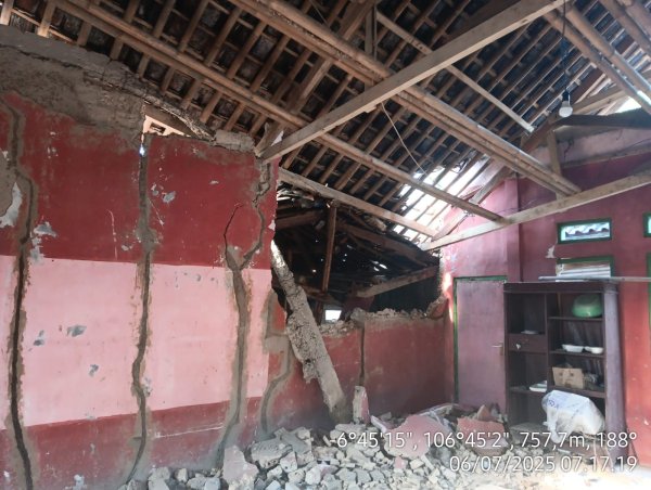 Atap Madrasah di Sukabumi Ambruk Diterpa Hujan Disertai Angin