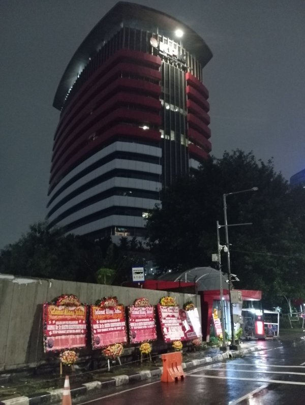 Sejumlah Karangan Bunga untuk Sekjen PDI Perjuangan di Gedung KPK