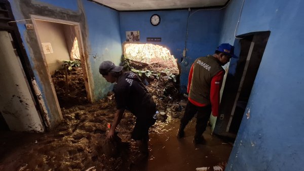 Longsor Terjang Sukabumi: Dua Anak Tertimbun, Satu Tewas
