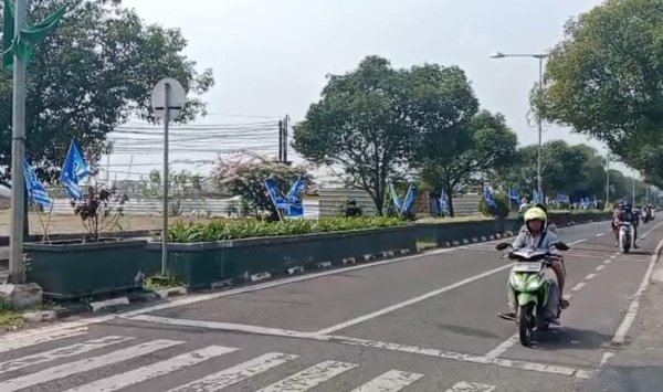 Jelang Pelaksanaan OKK, Exit Tol Soroja Hingga Sutan Raja Dipadati Bendera PWI Kab. Bandung