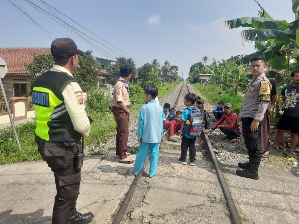 Insiden di Perlintasan Tanpa Palang Pintu Gandasoli Sukabumi, Dua Remaja Masuk RS Akibat Terserempet KA