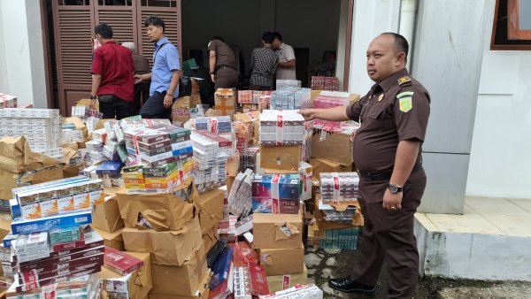 Pedagang Rokok Ilegal di Sukabumi Ditahan