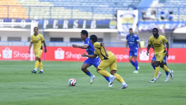 Persib Ungguli Semen Padang Lewat Gol Tunggal Barros di Paruh Pertama