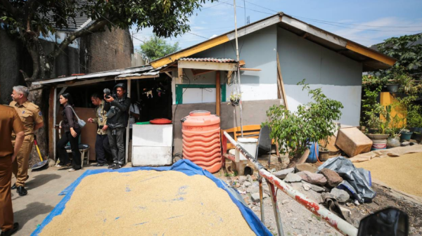 Wakil Wali Kota Bandung Tinjau Bangunan Liar di Bantaran Sungai Cisaranten
