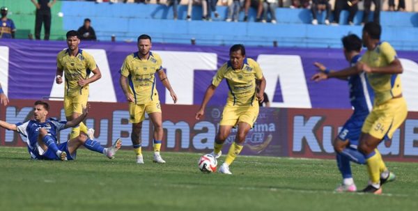 Duel Sengit di Bantul, Persib dan PSIM Masih Tertahan 0-0