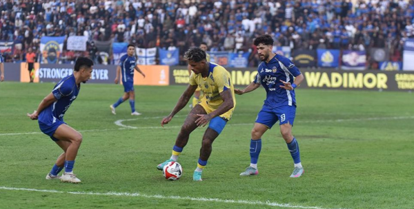 Drama VAR dan Dua Penalti Gagal Warnai Hasil Imbang Persib vs PSIM