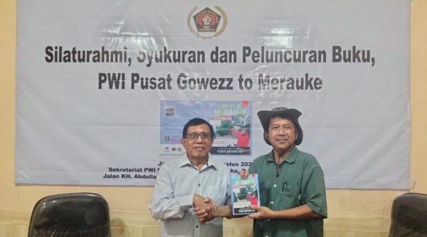 Taufik Abriansyah Serahkan Buku ‘Gowes ke Merauke’ ke PWI